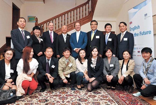 North Korean students (front row) pose for a photo with British Ambassador to Korea Scott Wightman (third from left, back row), Minister of Unification Yu Woo-ik (fourth from left) and Hugo Swire (third from left), inister of state in charge of East Asia at Britain’s Foreign and Commonwealth Office, at Wightman’s residence in Seoul, Tuesday. (British Embassy)