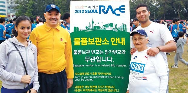 Paraguayan Ambassador to Korea Ceferino Valdez (second from left) poses for a photo with Tranquilina Franco (right), and Paraguayan students Maria Angela Recalde Ramirez (left) and Daniel Benitez Davalos who accompanied the 78-year-old marathoner to Seoul, Korea, in front of City Hall during the Hi Seoul Marathon on Oct. 14. (Philip Iglauer/The Korea Herald)