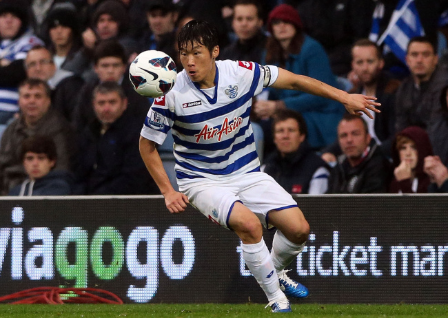 QPR’s Park Ji-sung controls the ball on Sunday. (Penta-Yonhap News)