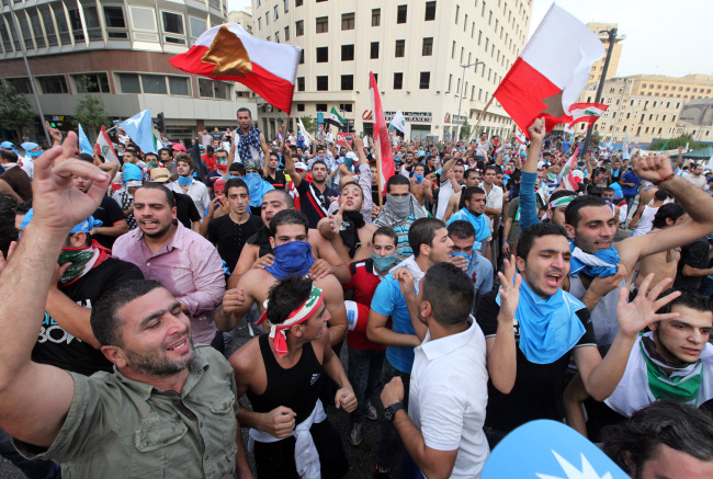 Lebanese protesters chant slogans against the Lebanese government after the funeral of Brig. Gen. Wissam al-Hassan, who was assassinated on Friday by a car bomb, in Beirut on Sunday. (AP-Yonhap News)