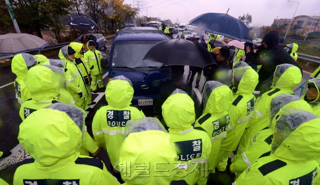 Police block vehicles carrying anti-North Korea civic activists on a road leading to the Imjin Pavilion Monday. (Ahn Hoon/The Korea Herald)