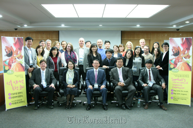 Participants, including Min Byoung-chul (center, front row) of Konkuk University, pose during the annual KOTESOL conference at Sookmyung Women’s University on Saturday. (KOTESOL)