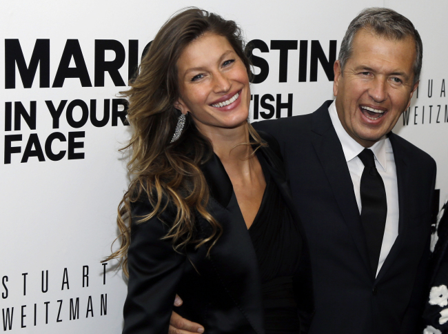 Supermodel Gisele Bundchen poses with photographer Mario Testino prior to an evening reception at the Museum of Fine Arts in Boston, last Wednesday, for the U.S. exhibitions of Testino’s photographs “In Your Face” and “British Royal Portraits.” (AP-Yonhap News)