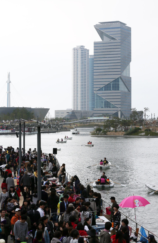 The Central Park in Incheon, near Songdo I-Tower, where the secretariat of the Green Climate Fund will be located ( Yonhap News)