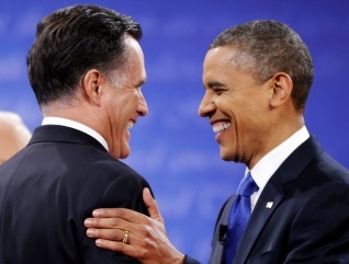 Republican presidential nominee Mitt Romney, left is greeted by President Barack Obama before the start of the third presidential debate at Lynn University, Monday, Oct. 22, 2012, in Boca Raton, Fla. (AP-Yonhap News)