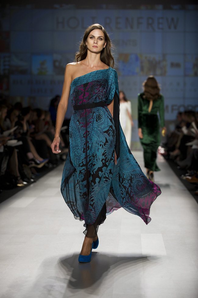 A model walks the runway for the Holt Renfrew collection during opening night of Toronto Fashion Week on Monday. (AP-Yonhap News)