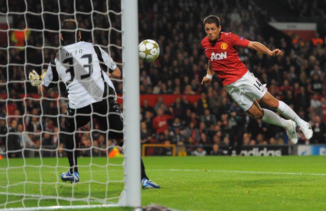 Manchester United’s Javier Hernandez scores against Braga on Tuesday. (AFP-Yonhap News)