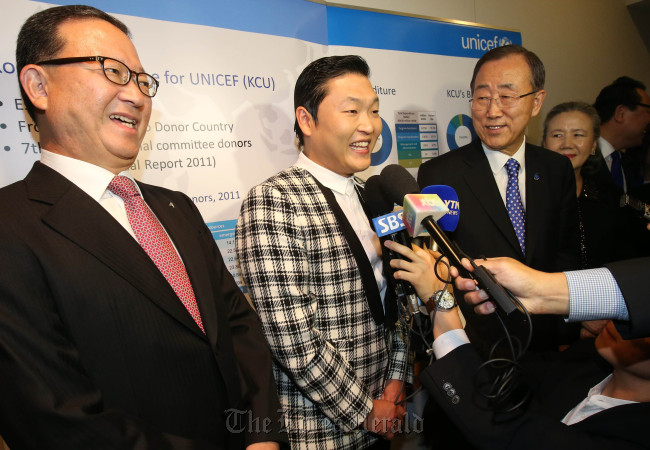 South Korean signer Psy (left), whose real name is Park Jae-sang, speaks with United Nations Secretary General Ban Ki-moon at the U.N. headquarters in New York on Tuesday. (Kim Myung-sub/The Korea Herald)