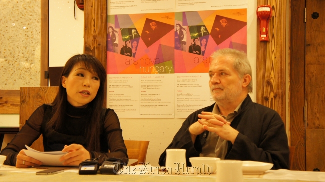 Seoul Philharmonic Orchestra composer-in-residence Chin Un-suk (left) and Hungarian composer and conductor Peter Etvs speak at a press briefing ahead of the “Ars Nova III&IV―Hungary” in Seoul, Monday. (Seoul Philharmonic Orchestra)