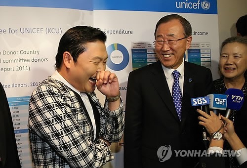 S. Korean singer Psy and U.N. sercretary-general Ban Ki-moon meet at U.N. headquarter on Tuesday. (Yonhap News)