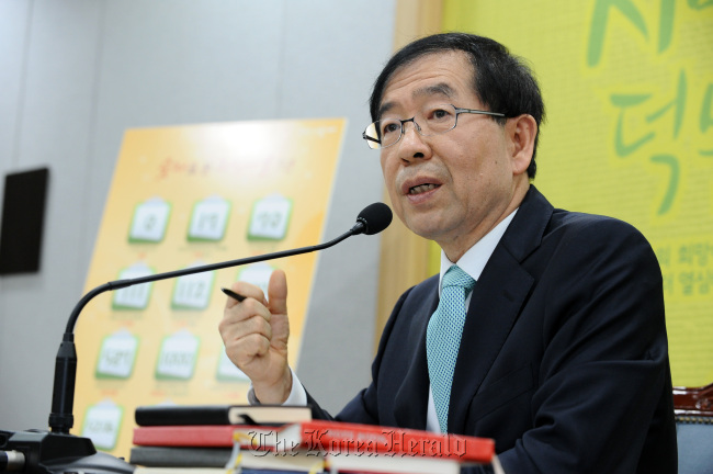 Seoul Mayor Park Won-soon addresses a news conference Wednesday. (Yonhap News)