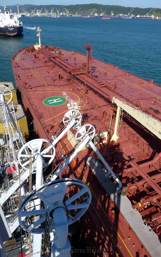 Loading arms at a dock of the SK Innovation Ulsan Complex put diesel into an oil tanker Tuesday. The diesel is exporting to Indonesia, one of countires from which SK Innovation import crude oil. (SK Innovation)