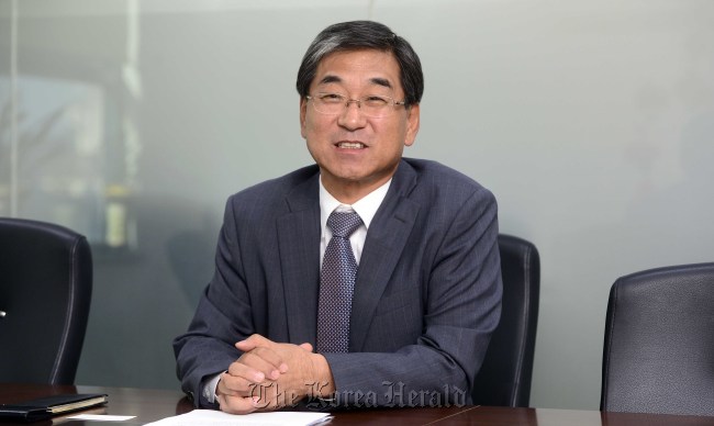 Lee Kee-hyoung, CEO of Microfilter, speaks during a recent interview. (Park Hae-mook/The Korea Herald)