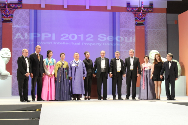 Participants pose at the closing ceremony of the 2012 AIPPI Congress in Seoul on Tuesday. From right are Organizing Committee chairperson Kim Seong-ki and his family, AIPPI Secretary General Stephan Freischem, Reporter General Thierry Calame, WIPO’s Deputy Director General James Pooley and his family member, AIPPI President Kim Yoon-bae and his family members, Treasurer General Gunnar Baumgärtel, and Vice President John Bochnovic. (AIPPI)