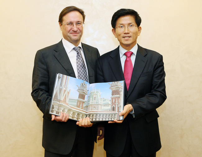 Gyeonggi Gov. Kim Moon-soo (right) poses with Alyoshin Aleksei Vladislavovich, first deputy director general of Russian Technologies State Corp., in Moscow Thursday after agreeing to sign an MOU on its joint venture with Gyeonggi-based companies. (Gyeonggi provincial office)