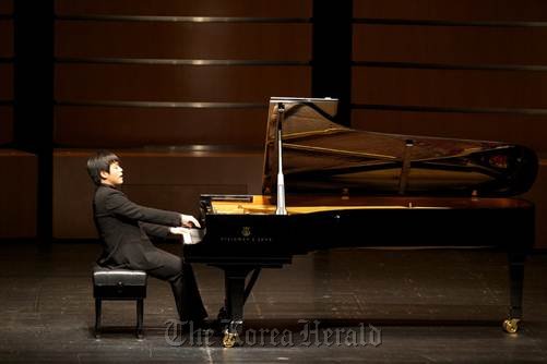 Pianist Kim Sun-wook performs Beethoven piano sonatas on Nov. 8 at LG Art Center. (LG Art Center)