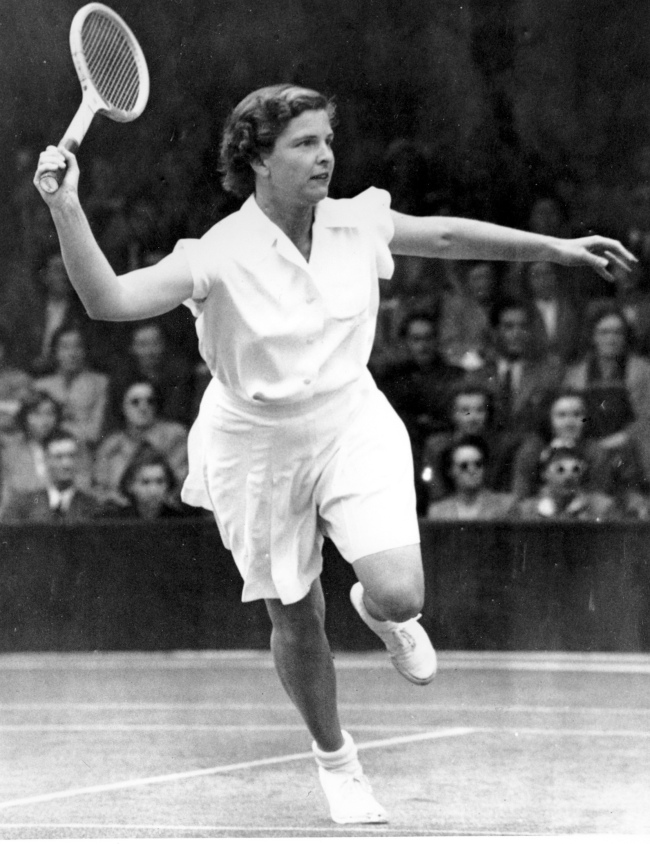 In this June 17, 1950, file photo, Margaret Osbourne DuPont competes on No. 1 court at the All England Lawn Tennis Club in Wimbledon, England. (AP-Yonhap News)