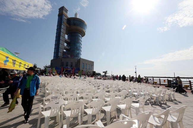 Spectators leave an outdoor venue where a series of celebration performances were scheduled to take place near the Naro Space Center in Goheung, South Jeolla Province, Friday. Korea halted its space rocket launch due to fuel leak. (Yonhap News)