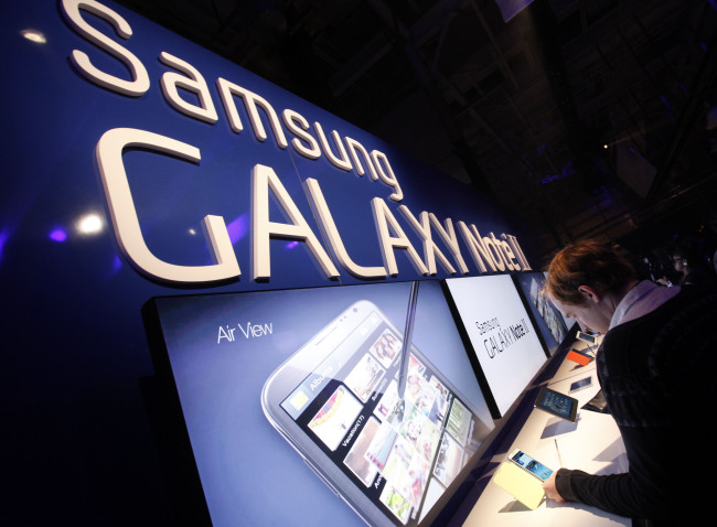 Attendees at a launch event try out the new Samsung Galaxy Note II on Wednesday in New York. (AP-Yonhap News)