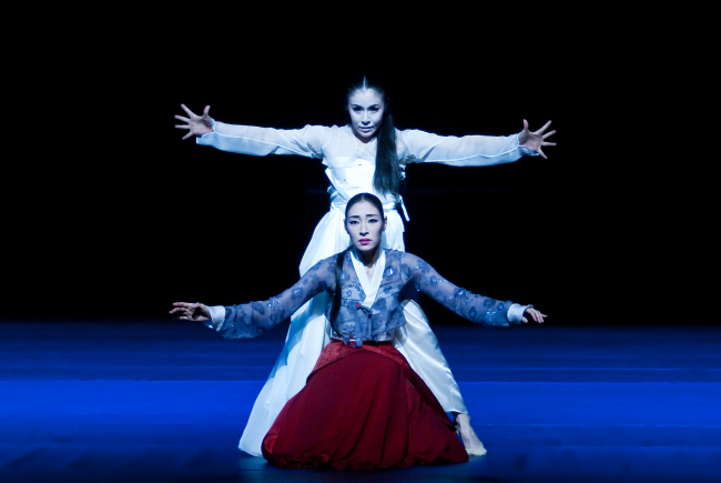 A scene from the National Dance Company of Korea’s “Dear Nongae” (The National Theater of Korea)