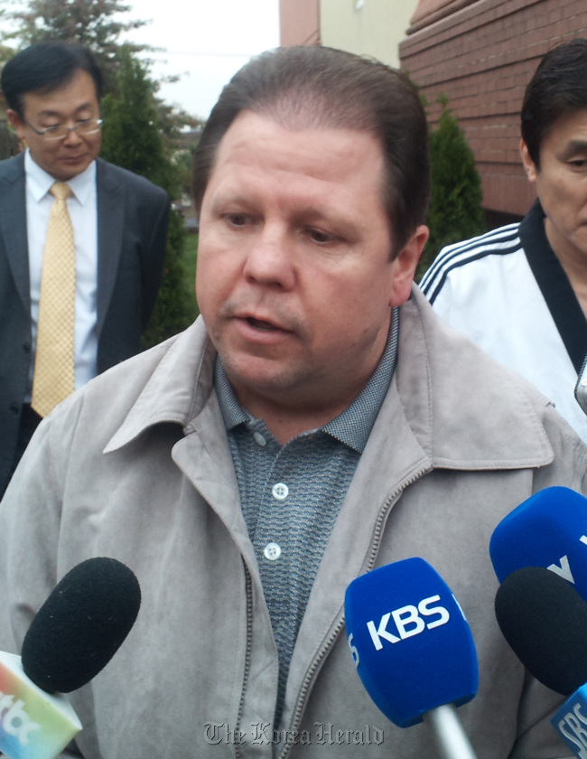 Palisades Park Mayor James Rotundo speaks to media after a wooden post was found Friday beside a monument at a public park in New Jersey in the U.S. that commemorates Korean women forced into sexual slavery by Japanese troops during World War II. (Yonhap News)