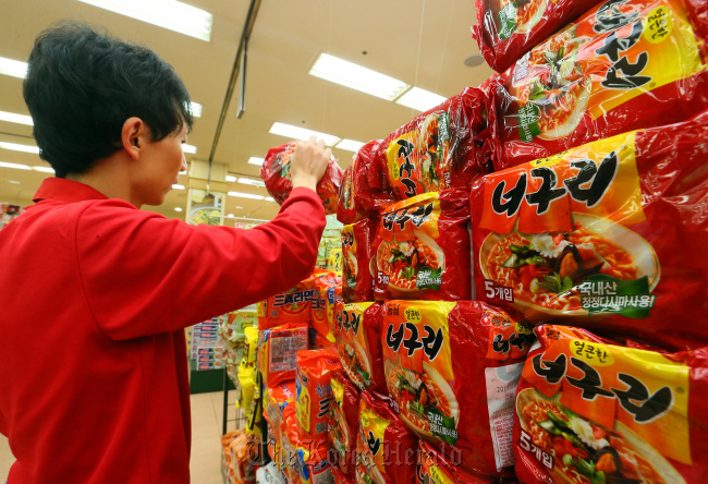 An employee arranges Nongshim`s ramen packets at a major retailer`s branch in Seoul on Thursday. (Yonhap News)