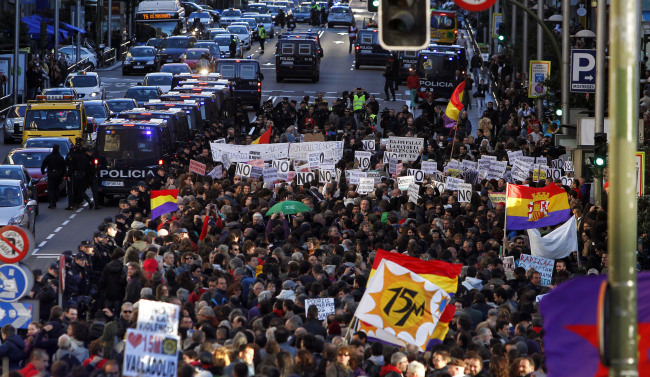 Protestors march to the parliament against austerity measures announced by the Spanish government in Madrid on Saturday. (AP-Yonhap News)