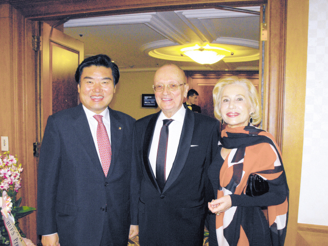 Outgoing Bulgarian Ambassador to Korea Kossio Kitipov (center) poses for a photo with his wife Varbinka Gugovska-Kitipova and Rep. Won Yoo-chul (left) during a farewell reception at the Seoul Millennium Hilton Hotel on Wednesday.