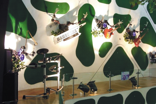 France’s robot band pictured above playing a rendition of La Marseillaise, the country’s national anthem, at its National Pavilion during the Yeosu Expo 2012 on its National Day, July 14. (Philip Iglauer/The Korea Herald)