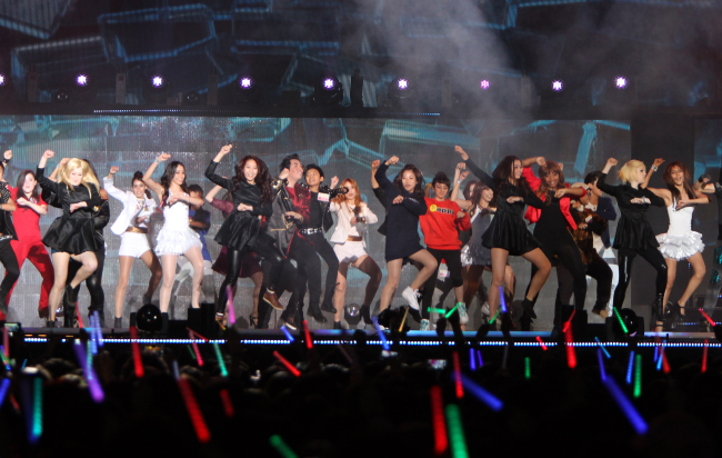 Contestants of the K-pop World Festival 2012 in Changwon perform Psy’s horse-riding dance to open the show on Sunday. (Yonhap News)