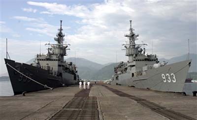 Two Taiwan Navy Knox-class frigates prepare to embark from Taiwan`s eastern coastal port of Suao to the internationally disputed islands north of Taiwan. (AP)