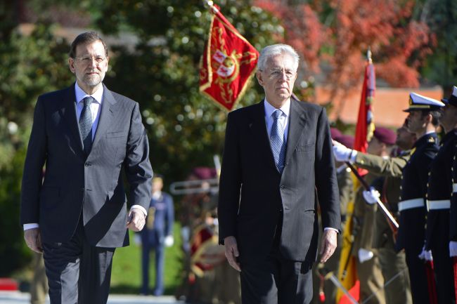 Spanish Prime Minister Mariano Rajoy (left) and Italian Prime Minister Mario Monti review the honor guards before a Spain-Italy summit at the Moncloa Palace in Madrid on Monday. (AFP-Yonhap News)