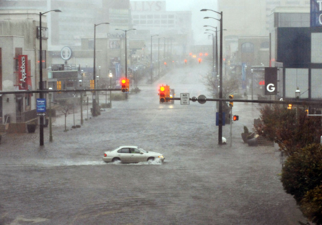 Flooding and high winds arrive along North Michigan Avenue in Atlantic City, N.J., Monday. Hurricane Sandy continued on its path Monday, as the storm forced the shutdown of mass transit, schools and financial markets, sending coastal residents fleeing, and threatening a dangerous mix of high winds and soaking rain. (AP-Yonhap News)