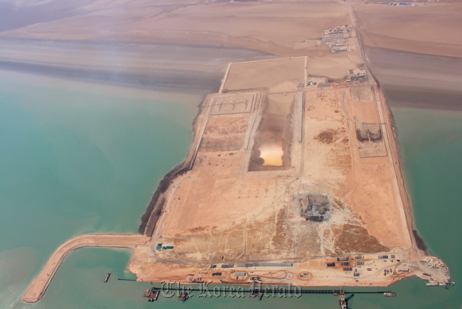 An aerial image of Hyundai Engineering & Construction’s project site for the Mubarak al-Kabir terminal on Bubiyan Island, north of Kuwait City. (Hyundai E&C)