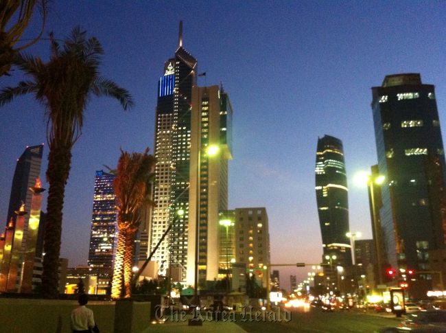 A night view of Kuwait City (Shin Hyon-hee/The Korea Herald)