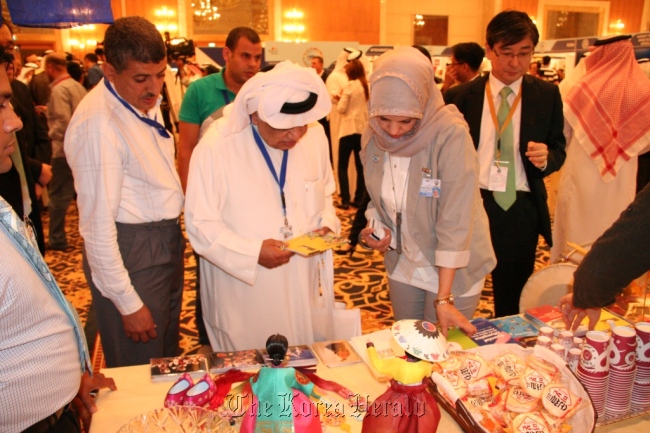 Kuwaiti officials view products at the Korean booth during the Asia Cooperation Dialogue summit on Oct. 14 in Kuwait City. (The Korean Embassy in Kuwait)