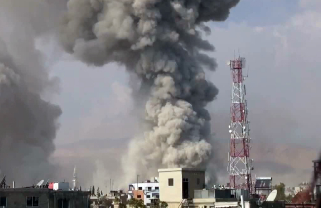 An image grab taken from a video uploaded on YouTube on October 27, 2012, allegedly shows smoke billowing from buildings following shelling by forces loyal to President Bashar al-Assad on the city of Douma, northeast of the Syrian capital Damascus. (AFP-Yonhap News)