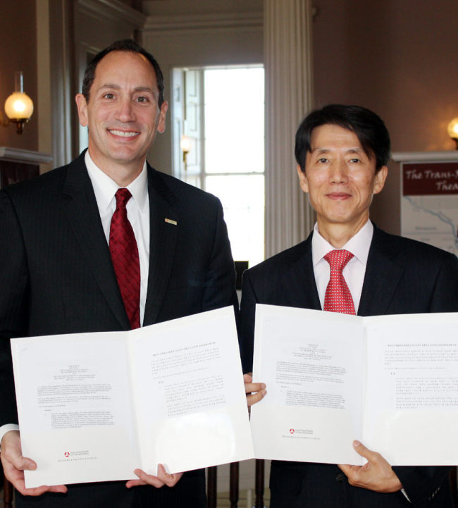 Huh Chul (right), South Korean consul general in Chicago, and Iowa Department of Transportation Director Paul Trombino pose with a driver’s license reciprocity agreement in Iowa City, Tuesday. (Yonhap News)