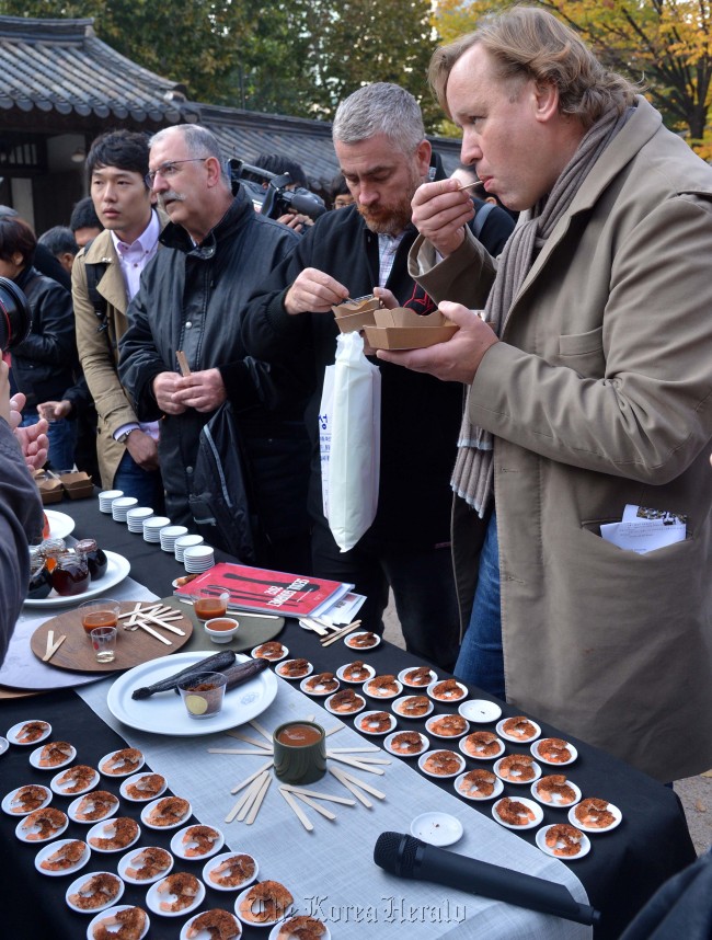 La Vie’s Thomas Buhner (right), D.O.M.’s Alex Atala (center), and Akelare’s Pedro Subijana sample Korean food at Unhyeon Palace in Seoul on Tuesday. (Lee Sang-sub/The Korea Herald)