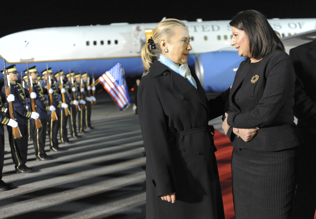 Kosovo President Atifete Jahjaga (right) welcomes U.S. Secretary of State Hillary Rodham Clinton, upon her arrival in Kosovo capital Pristina on Tuesday. (AP-Yonhap News)