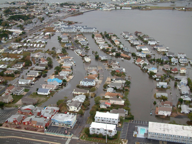 Homes in Fenwick Island, Del. are surrounded by floodwaters from superstorm Sandy on Tuesday. (AP-Yonhap News)