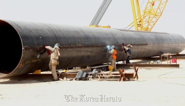 Hyundai Engineering & Construction workers build a pile to be used at the builder’s Mubarak al-Kabir terminal construction site on Bubiyan Island, north of Kuwait City. (Hyundai E&C)