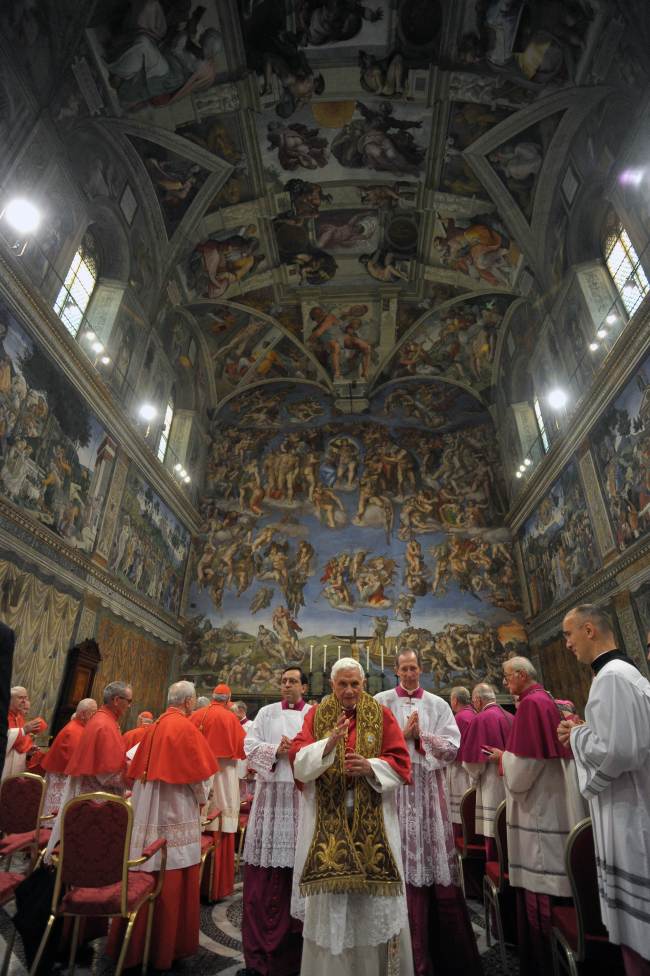 This handout picture released by the Vatican Press Office on Wednesday shows Pope Benedict XVI leading vespers in the Sistine chapel at the Vatican, 500 years after his predecessor Pope Julius II did the same to mark the completion of Michelangelo’s ceiling masterpiece. (AFP-Yonhap News)