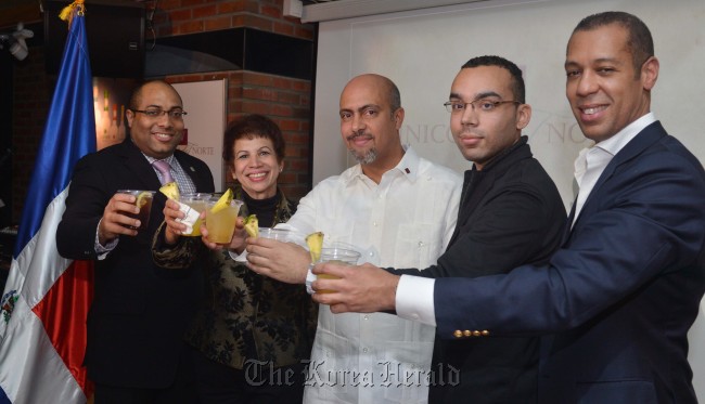 Dominican Ambassador to Korea Grecia Fiordalicia Pichardo makes a toast with a rum cocktail during an “Evening of Dominican Rum” at Alchemist Lounge in southern Seoul, Friday. From left are: Lasel Thomas, counsellor at the Dominican Embassy; Pichardo; Enmanuel Garcia, commercial manager at Vinicola del Norte; Alex Pina, counsellor at the Dominican Embassy; and Ernesto Torres-Pereyra, minister-counsellor and deputy chief of mission at the Dominican Embassy. (Lee Sang-sub/The Korea Herald)