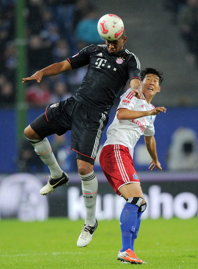 Hamburg’s Son Heung-min (right) and Bayern’s Jerome Boateng vie for the ball on Saturday. (Penta-Yonhap News)