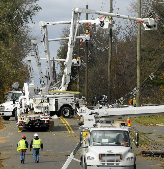 Utility crews restore power lines in Hopewell Township, New Jersey, Saturday. (AP-Yonhap News)