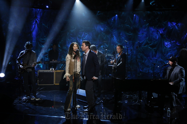 In this photo provided by NBC, from left, Steven Tyler, Jimmy Fallon, Mark Rivera, and Bruce Springsteen, perform during “Hurricane Sandy: Coming Together” Friday, Nov. 2, in New York. Hosted by Matt Lauer, the event is heavy on stars identified with New Jersey and the New York metropolitan area, which took the brunt of this week’s deadly storm. (AP-Yonhap News)