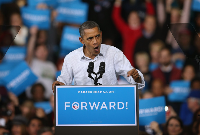 U.S. President Barack Obama speaks to supporters during a campaign rally at the Delta Center in Milwaukee, Wisconsin, Saturday. (AFP-Yonhap News)