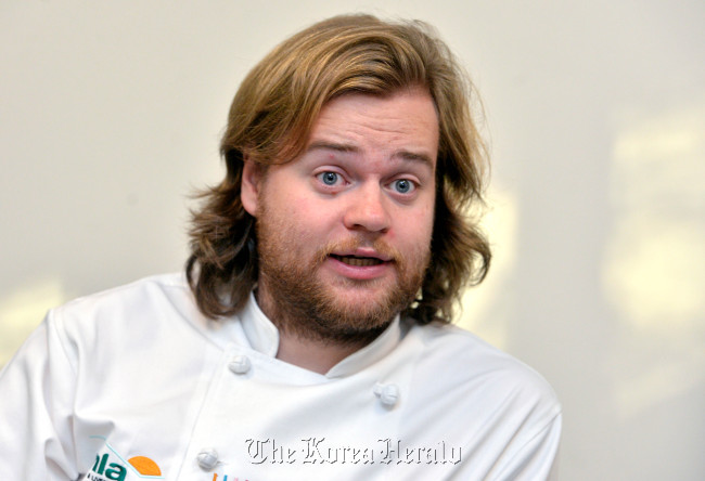 Faviken Magasinet head chef Magnus Nilsson discusses why he thinks “new Nordic is a stupid term” among other things during an interview in Seoul on Friday. - 20121104000083_0