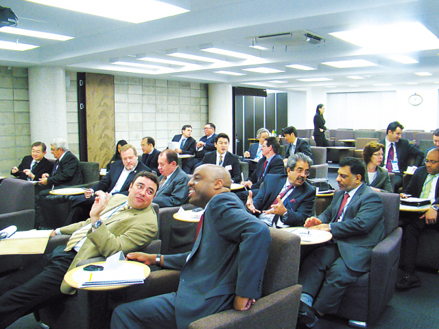 Foreign ambassadors confer during a break out session of an indepth all-day negotiation seminar at the Institute of Global Management in Seoul, Thursday. (Institute of Global Management)